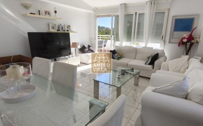A penthouse with a spacious terrace and lovely views of the sea, the mountains and Altea.